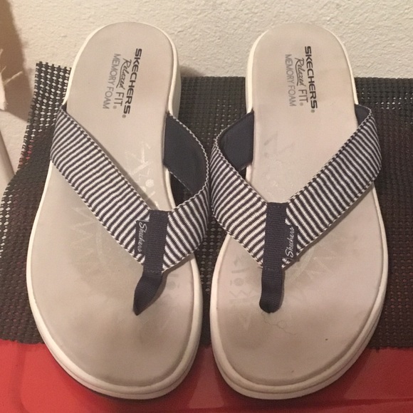 Skechers Shoes - β₯οΈ Sketchers flip flop Sz.10 Skechers Shoes - β₯οΈ Sketchers flip flop Sz.10
